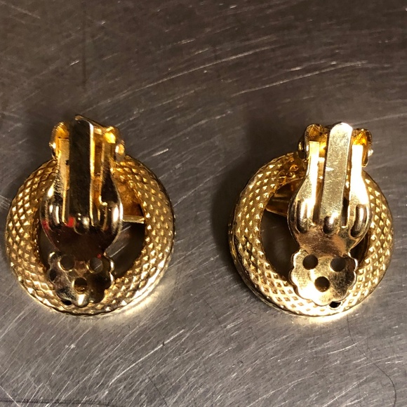 Clip-on Hoop Earrings, Gold-tone Costume Jewelry, Excellent unused condition - Picture 4 of 6